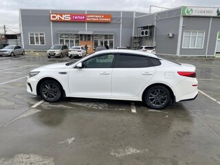 2020 Kia Optima IV Рестайлинг, белый, 1550000 рублей, вид 4