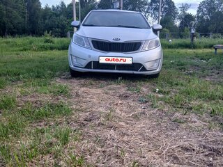 2013 Kia Rio 5-speed III, серебристый, 800000 рублей, вид 1