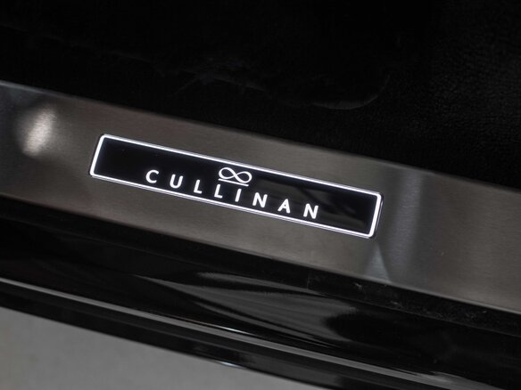 2025 Rolls-Royce Cullinan Black Badge I Рестайлинг (Series II), чёрный, 66500000 рублей - вид 18
