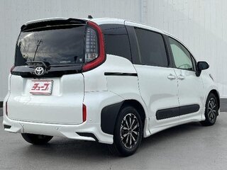 2023 Toyota Sienta III, белый, 1330000 рублей, вид 2