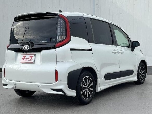 2023 Toyota Sienta III, белый - вид 1