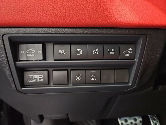 2026 Toyota Tundra CrewMax III, чёрный - вид 9
