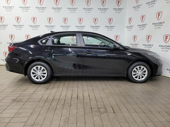 2022 Kia Cerato IV Рестайлинг, чёрный, 2174000 рублей - вид 3