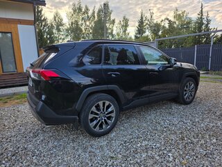 2021 Toyota RAV4 V (XA50), чёрный, 3700000 рублей, вид 2
