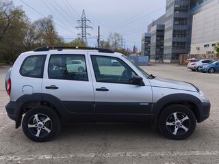 2018 Chevrolet Niva I Рестайлинг, серебристый, 570000 рублей, вид 4