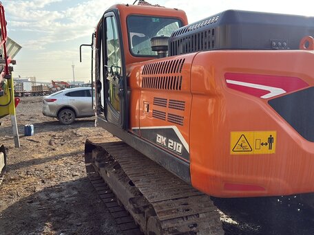 2024 Doosan DX210W, оранжевый, 8075000 рублей, вид 3