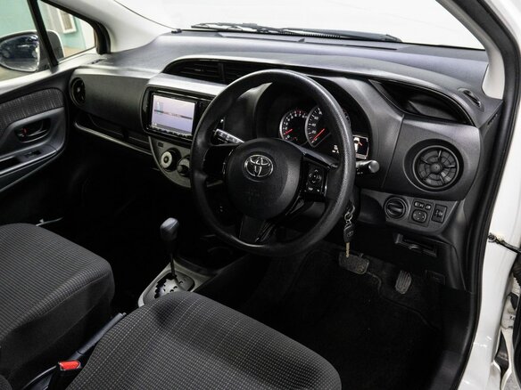 2018 Toyota Vitz III (XP130) Рестайлинг 2, белый - вид 8