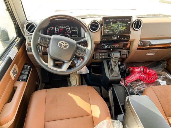 2026 Toyota Land Cruiser 76 70 Series Рестайлинг 2, чёрный - вид 13