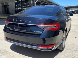 2021 Skoda Superb III Рестайлинг, чёрный, 2070000 рублей, вид 3
