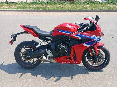 2024 Honda CBR 650R, красный, 933953 рублей, вид 2