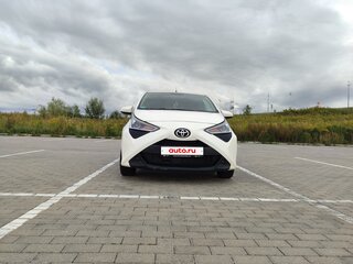 2019 Toyota Aygo II Рестайлинг, белый, 930000 рублей, вид 1