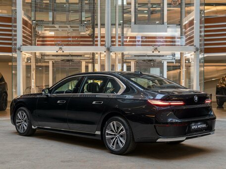 2025 BMW 7 серии 740i xDrive VII (G70), чёрный, 13490000 рублей, вид 4