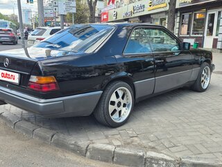 1993 Mercedes-Benz E-Класс 220 I (W124), чёрный, 550000 рублей, вид 4
