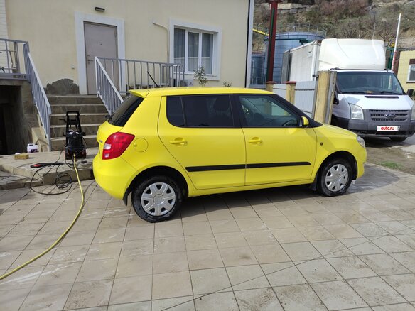 2013 Skoda Fabia II Рестайлинг, жёлтый, 770000 рублей - вид 2