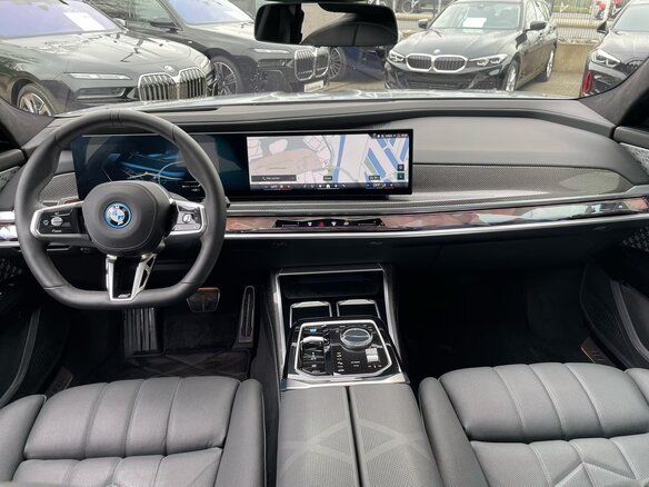 2024 BMW i7 xDrive60 I (G70), серый, 20500000 рублей - вид 5