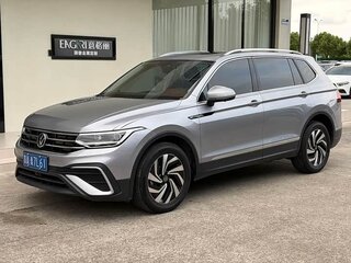 2023 Volkswagen Tiguan Allspace II Рестайлинг, серебристый, 2376555 рублей, вид 1