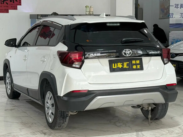 2022 Toyota Yaris IV, белый - вид 4