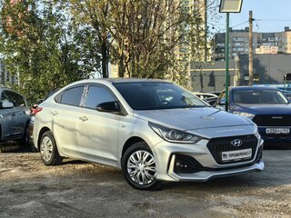 2017 Hyundai Solaris II, серебристый, 989000 рублей, вид 3