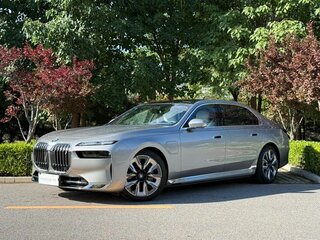 2026 BMW i7 xDrive60 I (G70), серебристый, 15333666 рублей, вид 1