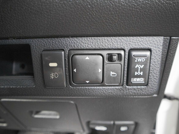 2004 Nissan Tiida Latio I, белый - вид 16
