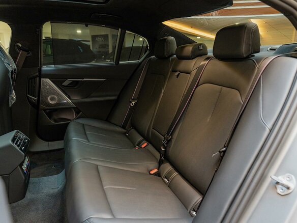 2026 BMW 5 серии 540d xDrive VIII (G60/G61/G68), серый, 14190000 рублей - вид 27