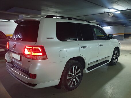 2019 Toyota Land Cruiser 200 Series Рестайлинг 2, белый, 6695000 рублей, вид 4