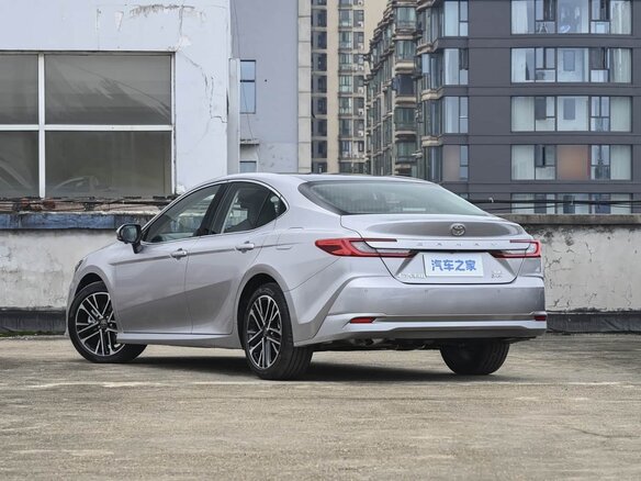 2026 Toyota Camry IX (XV80) China Market, серебристый - вид 3