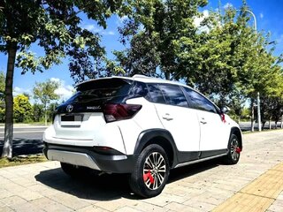 2022 Toyota Yaris L XP150 Рестайлинг, белый, 1380000 рублей, вид 4