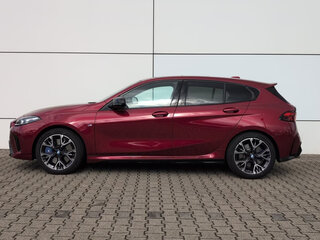 2025 BMW 1 серии M135i xDrive IV (F70), красный, 6651014 рублей, вид 2