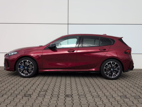 2025 BMW 1 серии M135i xDrive IV (F70), красный, 6651014 рублей, вид 2