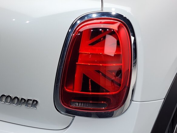 2022 Mini Hatch Cooper III (F55/F56) Рестайлинг 2, белый, 2051000 рублей - вид 10