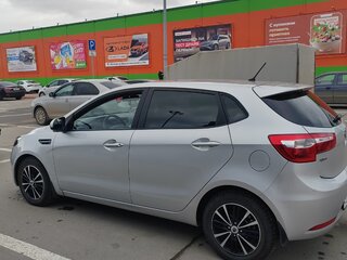 2014 Kia Rio 6-speed III, серебристый, 850000 рублей, вид 4