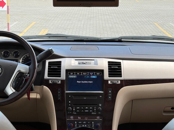 2010 Cadillac Escalade III, серый, 2000000 рублей - вид 20