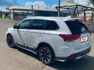 2020 Mitsubishi Outlander III Рестайлинг 3, белый, 2250000 рублей, вид 4