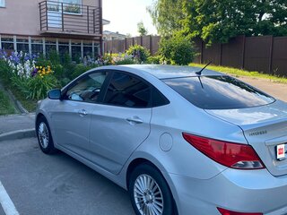 2014 Hyundai Solaris I Рестайлинг, серебристый, 825000 рублей, вид 2