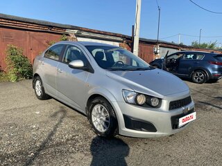 2013 Chevrolet Aveo II, серебристый, 800000 рублей, вид 2