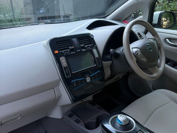 2012 Nissan Leaf (EM61) I (ZE0/AZE0), белый, 950000 рублей - вид 10
