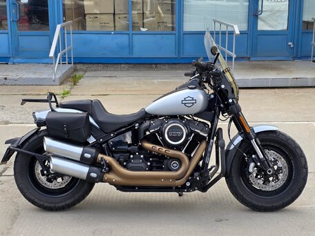 2020 Harley-Davidson Fat Bob, серебристый, 1550000 рублей, вид 2