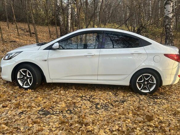 2013 Hyundai Solaris I, белый, 730000 рублей - вид 2