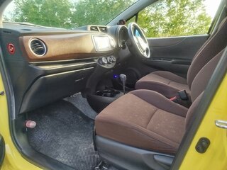 2013 Toyota Vitz III (XP130), жёлтый, 700000 рублей, вид 5