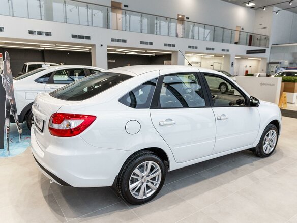 2026 Lada (ВАЗ) Granta I Рестайлинг, белый, 1098000 рублей - вид 3