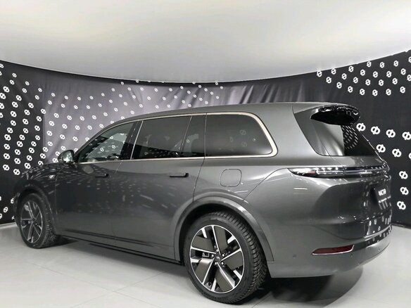 2026 Li Auto (Lixiang) L9 52.3 kWh I Рестайлинг, серый, 11990000 рублей - вид 4