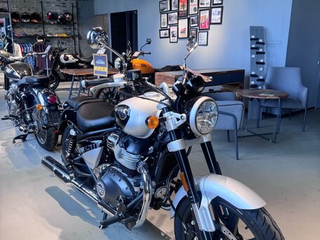 2026 Royal Enfield Super Meteor, серебристый, 773000 рублей, вид 1