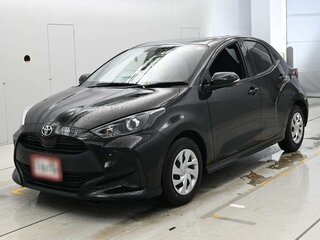 2022 Toyota Yaris IV, чёрный, 860020 рублей, вид 1