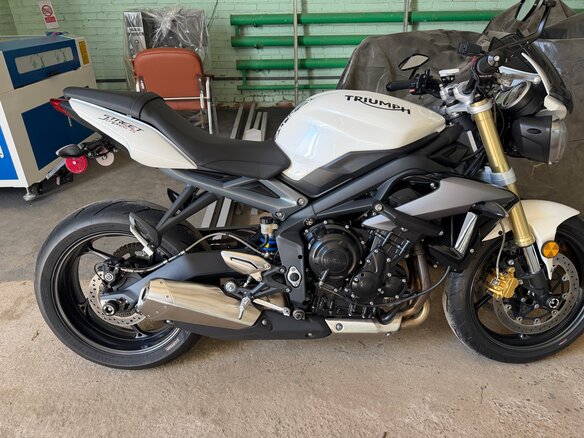 2015 Triumph Street Triple, белый, 800000 рублей