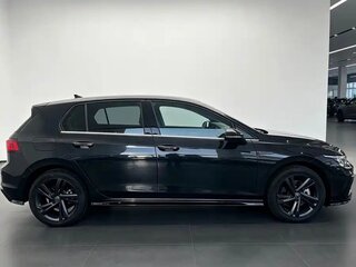 2023 Volkswagen Golf VIII, чёрный, 1875000 рублей, вид 4