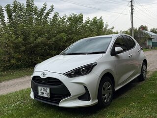 2021 Toyota Yaris IV, белый, 1050000 рублей, вид 1
