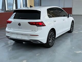 2023 Volkswagen Golf VIII, белый, 1525000 рублей, вид 3