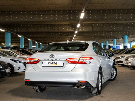 2021 Toyota Camry VIII (XV70), белый, 2650000 рублей, вид 3