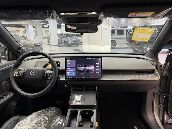 2026 Toyota bZ3X 50 kWh, серый, 2250000 рублей - вид 11